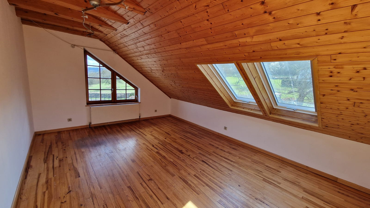 Bel appartement mansardé spacieux et lumineux à Grosbliederstroff (France, proche frontière).